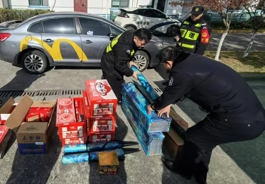 朋友圈无证兜售烟花爆竹,上海一男子被警察抓个正着 朋友圈无证兜售烟花爆竹,上海一男子被警察抓个正着