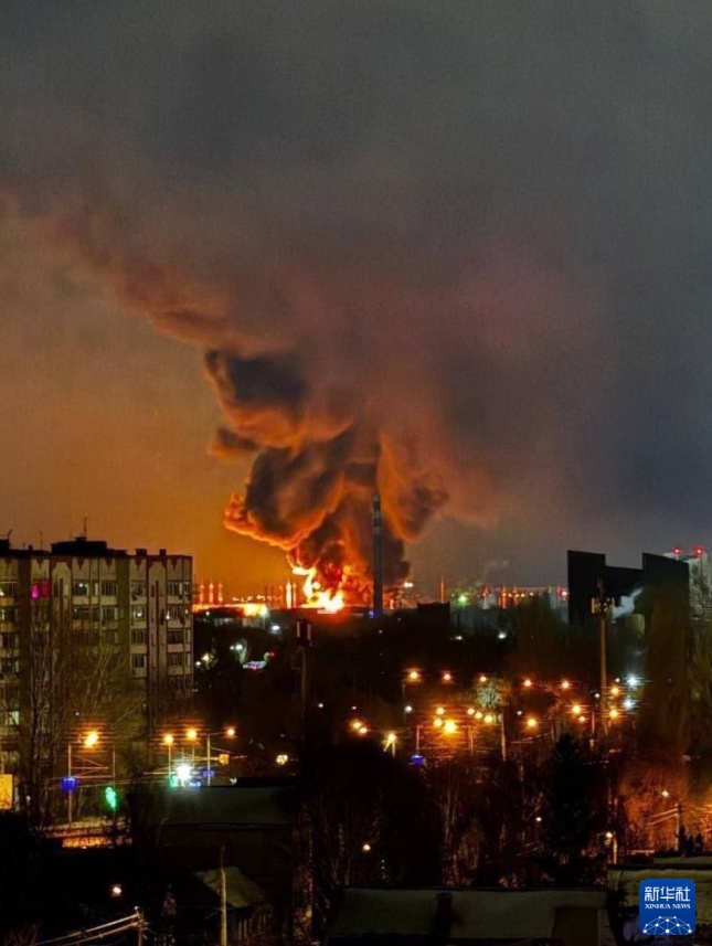 乌军对俄轰炸机油库发动袭击 乌军对俄轰炸机油库发动袭击