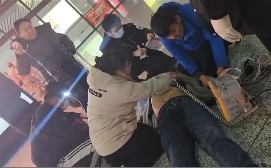 接站口站了一分钟,她就救下一个人 接站口站了一分钟,她就救下一个人