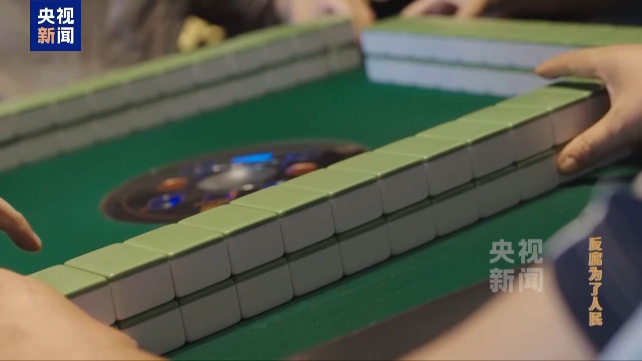 在鞍前马后的奉承里迷失方向 贪官被“保姆式”围猎细节披露→ 在鞍前马后的奉承里迷失方向 贪官被“保姆式”围猎细节披露→