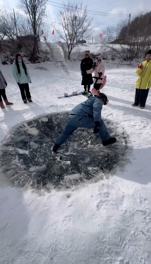 免费！但能玩一天！“南方小土豆”扎堆挑战北方冰坑，有人20分钟出不来