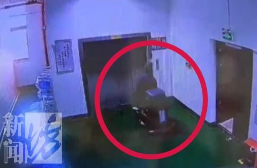 上海有人开着扫地机器人坠楼？画面曝光！一秒“消失”...