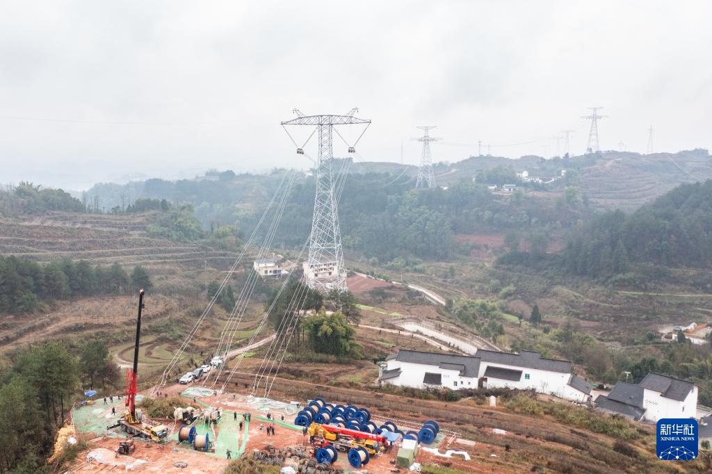 新华全媒+丨“疆电入渝” 特高压直流输电线路工程重庆段全线贯通