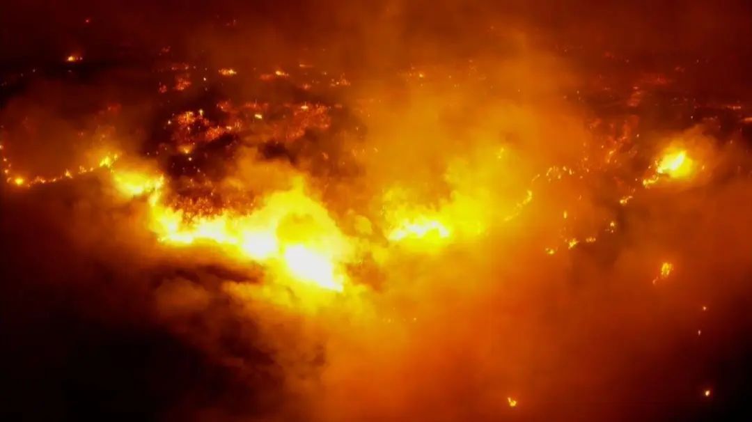 超过10万人撤离！洛杉矶遭遇史上最具破坏性火灾