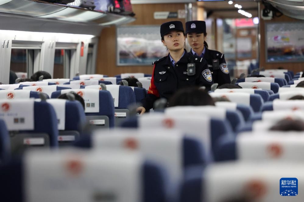 “铿锵玫瑰”护旅途