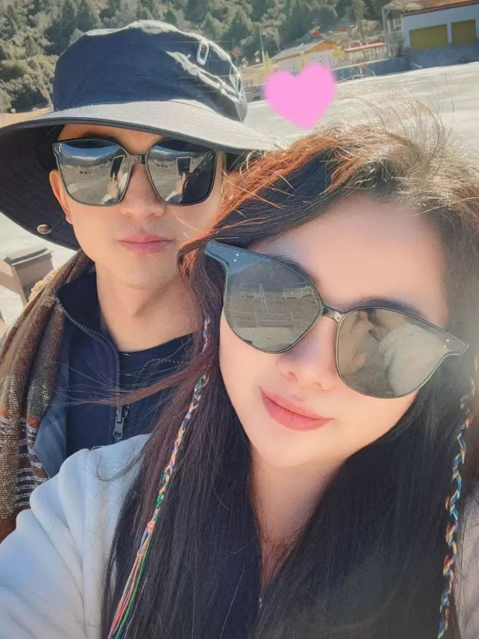 新婚旅行，夫妻俩把自己的行李送人了……