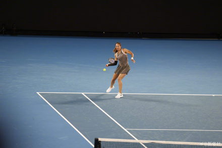 恭喜！郑钦文澳网慈善赛连胜