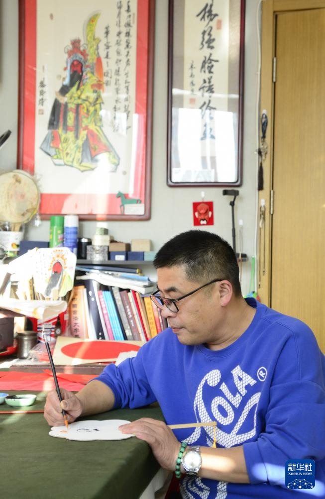 杨强:匠心传承京剧脸谱艺术 杨强:匠心传承京剧脸谱艺术