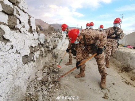 武警官兵帮受灾村庄疏通道路