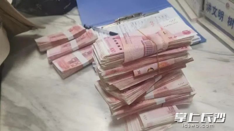 发现160000元现金！他直奔派出所……