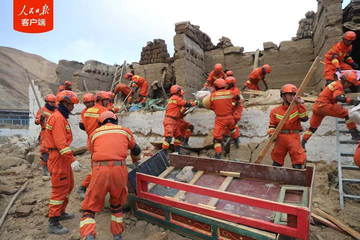 真诚的感谢！救灾现场，这个笑容令人动容