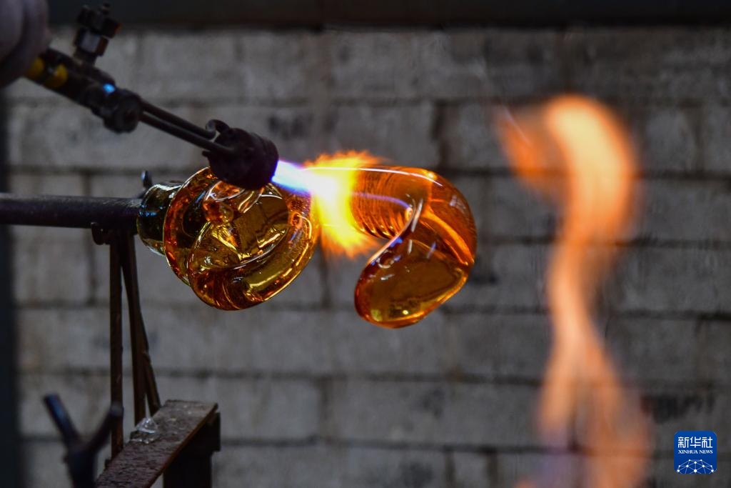 山东博山：蛇年创意琉璃制品受欢迎