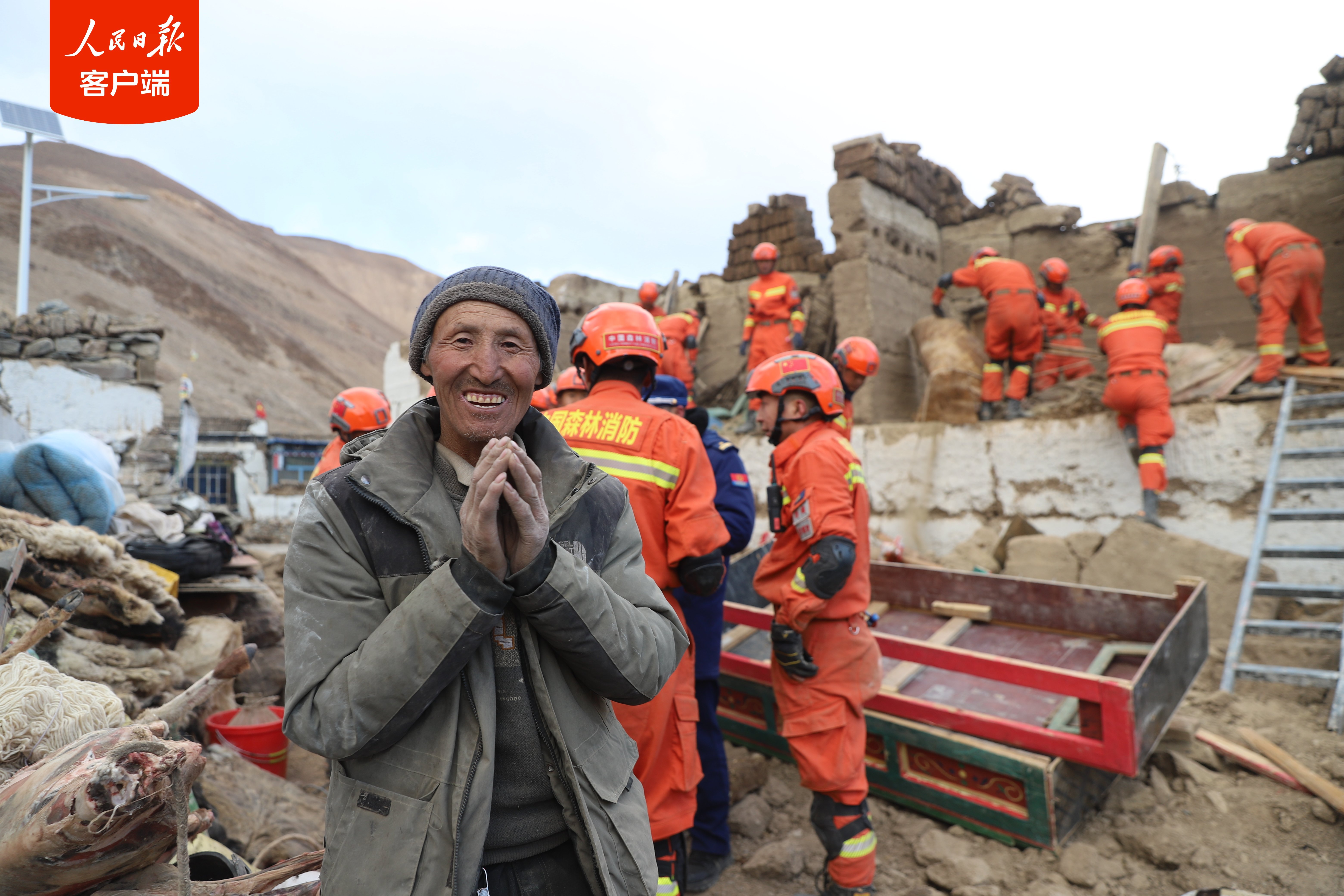 真诚的感谢！救灾现场，这个笑容令人动容