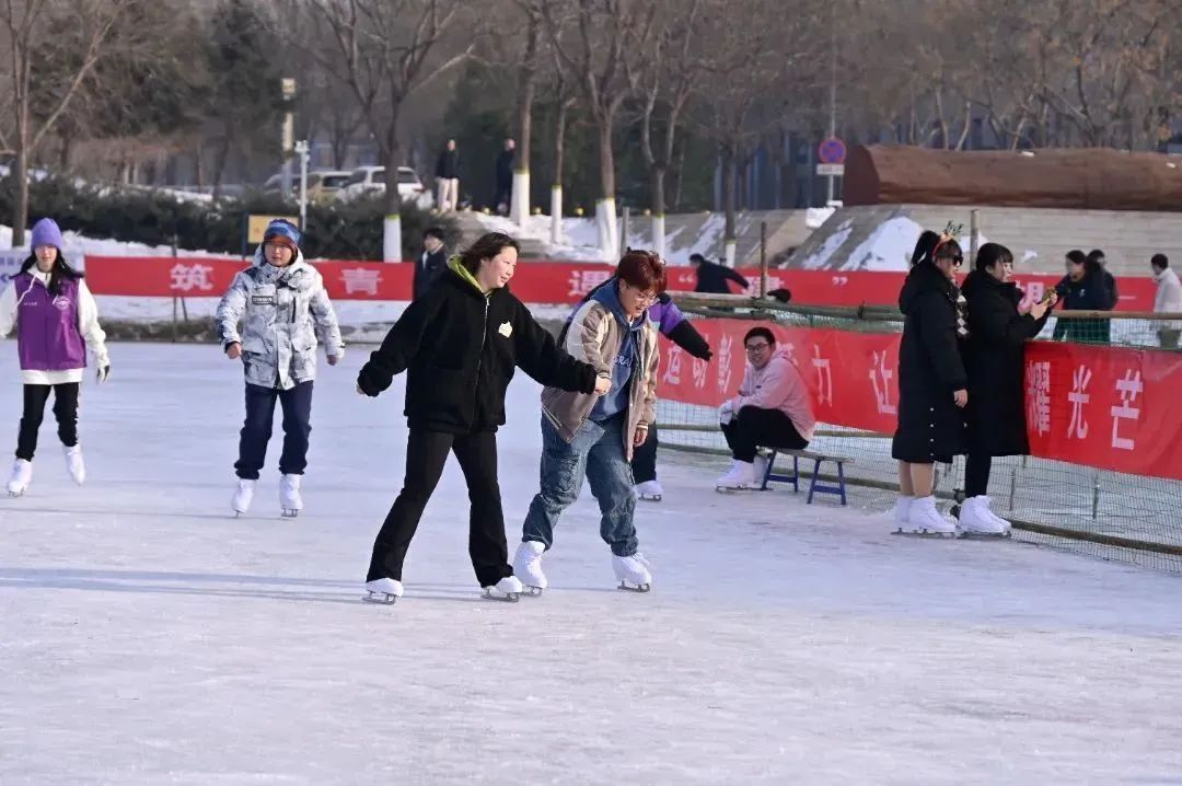 多所高校专业冰场对外开放!网友:“太好了,能去隔壁学校滑冰了……” 多所高校专业冰场对外开放!网友:“太好了,能去隔壁学校滑冰了……”