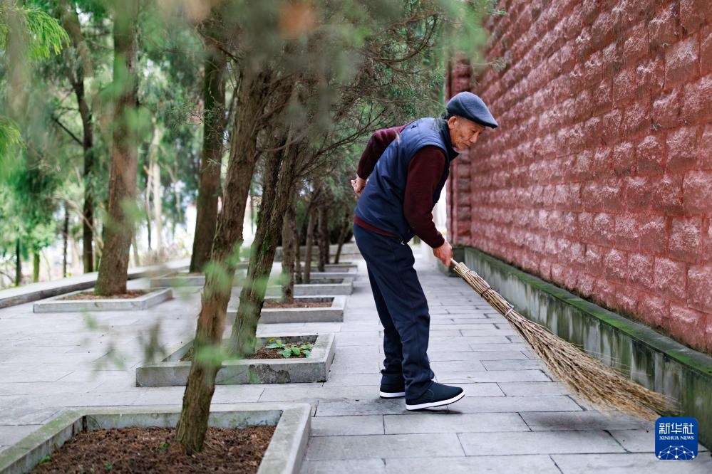 跨越半个世纪 两代“守陵人”守护红色英魂 跨越半个世纪 两代“守陵人”守护红色英魂