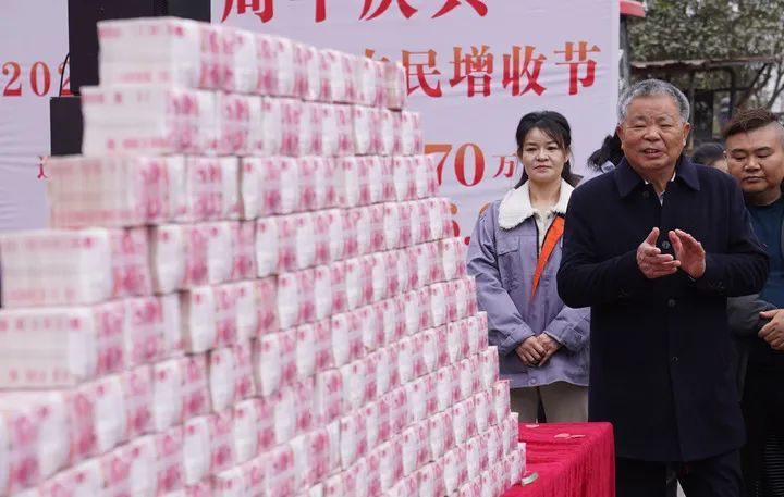 近7000万元!他们连续14年收到年终奖 近7000万元!他们连续14年收到年终奖
