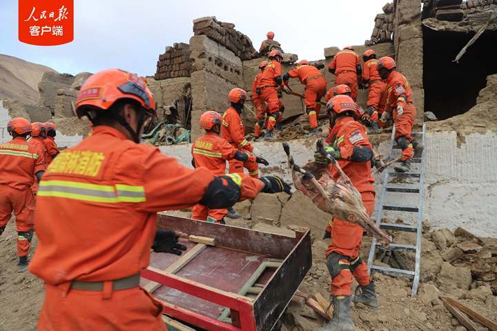 真诚的感谢！救灾现场，这个笑容令人动容