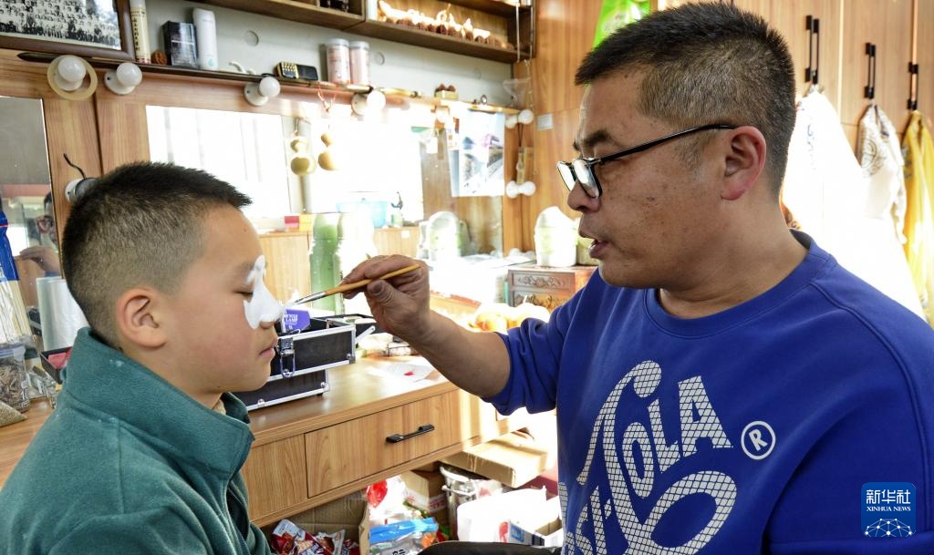 杨强:匠心传承京剧脸谱艺术 杨强:匠心传承京剧脸谱艺术