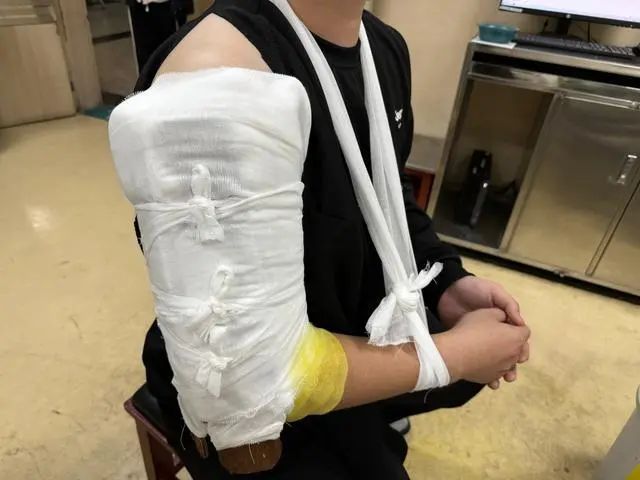 挑战“扳手腕”机器人？俩小伙当场骨折