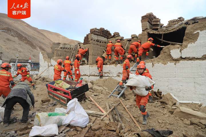 真诚的感谢！救灾现场，这个笑容令人动容