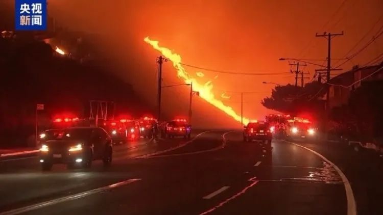 失控！洛杉矶附近爆发5场大火！超7万人紧急撤离，拜登到访加州