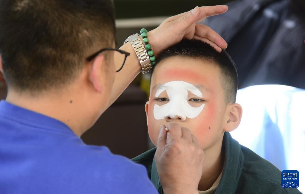 杨强:匠心传承京剧脸谱艺术 杨强:匠心传承京剧脸谱艺术