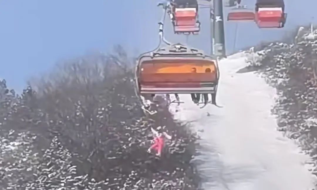 雪场突发意外！一儿童从滑雪场缆车上坠落！