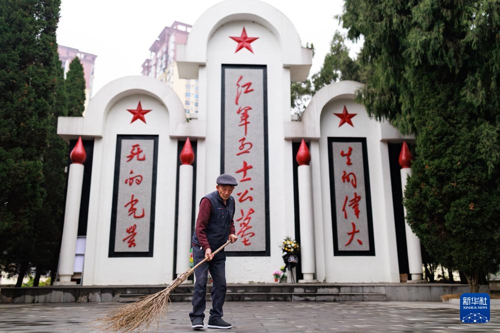 跨越半个世纪 两代“守陵人”守护红色英魂 跨越半个世纪 两代“守陵人”守护红色英魂