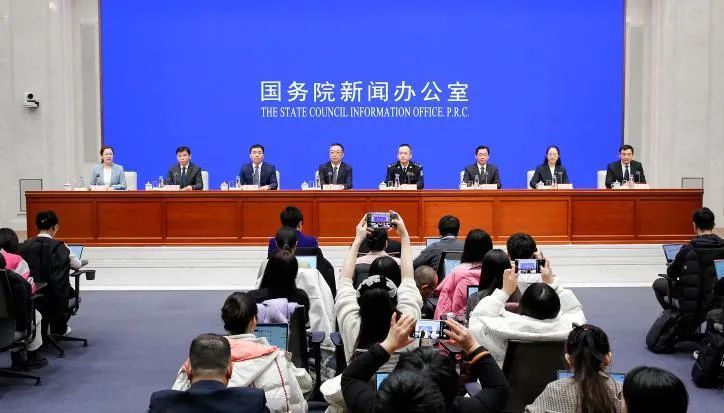 春运遭遇雨雪冰冻，怎么办？国新办新闻发布会→