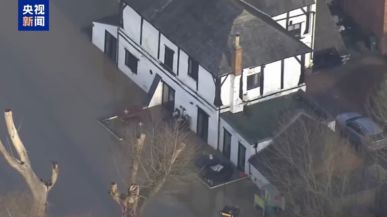 洪水叠加寒潮 英国民众频遭极端天气影响 洪水叠加寒潮 英国民众频遭极端天气影响