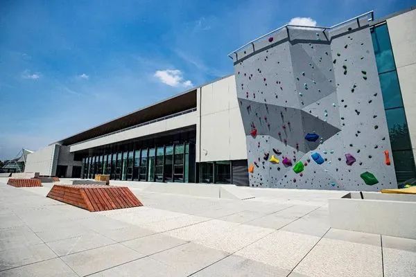 多所高校专业冰场对外开放!网友:“太好了,能去隔壁学校滑冰了……” 多所高校专业冰场对外开放!网友:“太好了,能去隔壁学校滑冰了……”