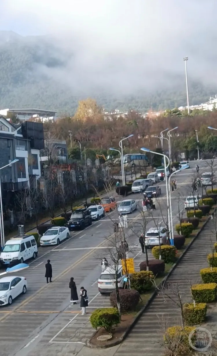“最美网红公路”禁止摆摊揽客拍照？多方回应