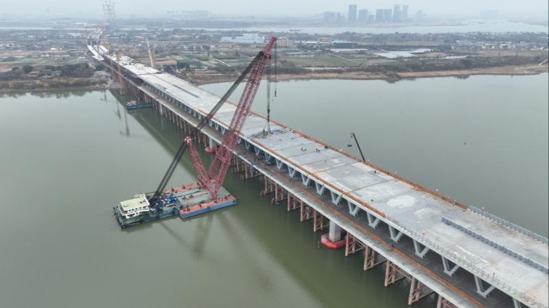 昌九高铁南昌扬子洲赣江公铁大桥中支主桥合龙