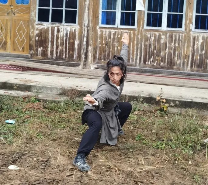 武侠梦具象化!湖南小伙田间地头剑影翩跹 武侠梦具象化!湖南小伙田间地头剑影翩跹