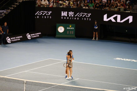 恭喜！郑钦文澳网慈善赛连胜