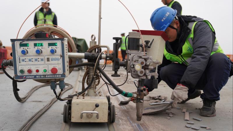 昌九高铁南昌扬子洲赣江公铁大桥中支主桥合龙