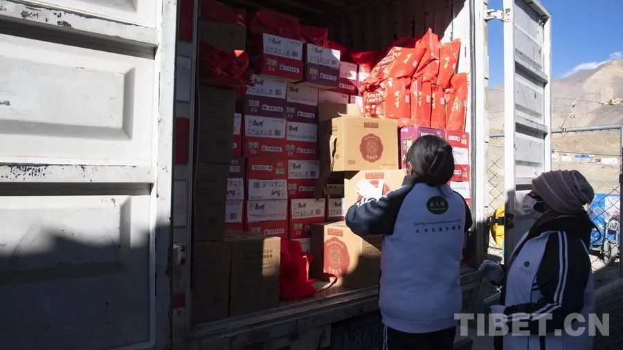 新婚旅行，夫妻俩把自己的行李送人了……