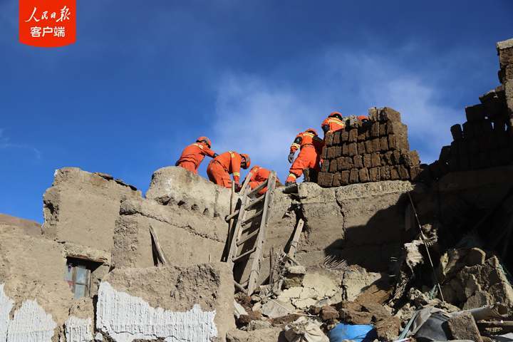 真诚的感谢！救灾现场，这个笑容令人动容