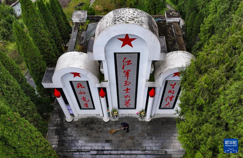 跨越半个世纪 两代“守陵人”守护红色英魂 跨越半个世纪 两代“守陵人”守护红色英魂