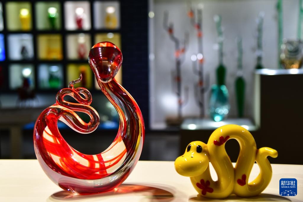山东博山：蛇年创意琉璃制品受欢迎