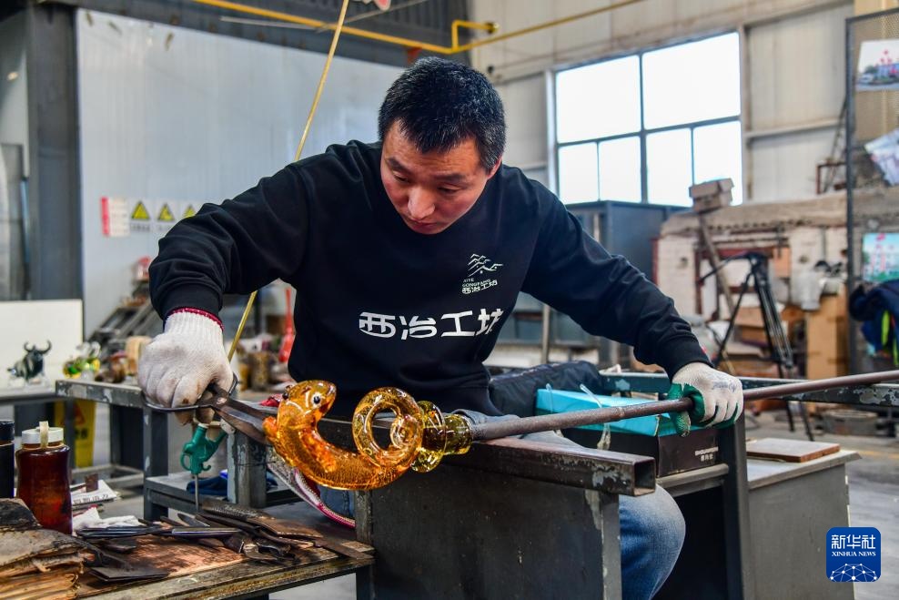 山东博山：蛇年创意琉璃制品受欢迎