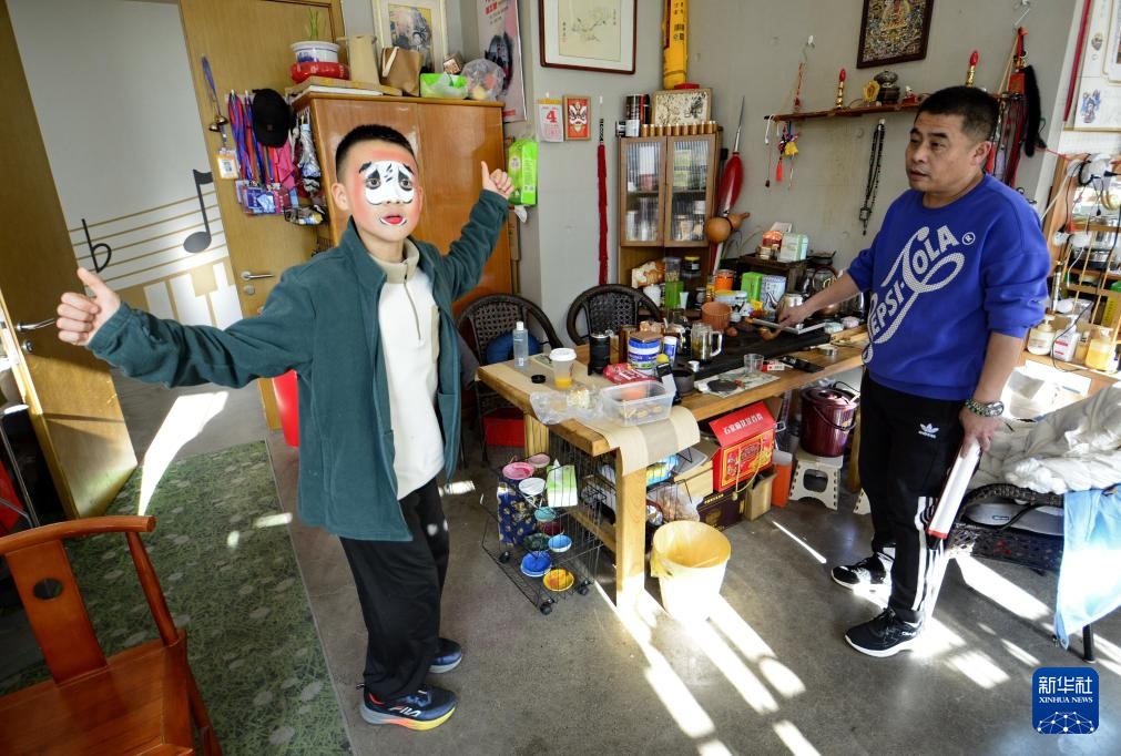 杨强:匠心传承京剧脸谱艺术 杨强:匠心传承京剧脸谱艺术