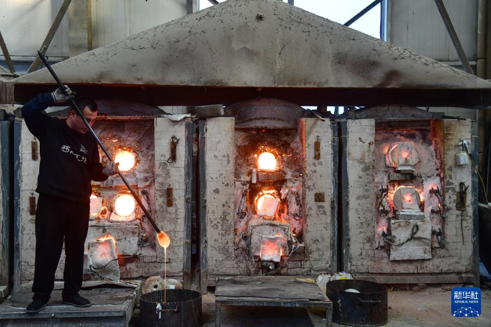 山东博山：蛇年创意琉璃制品受欢迎