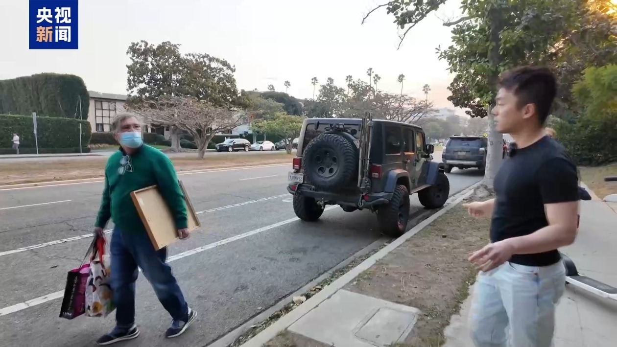 大火逐渐逼近 美洛杉矶部分地区居民紧急撤离 大火逐渐逼近 美洛杉矶部分地区居民紧急撤离