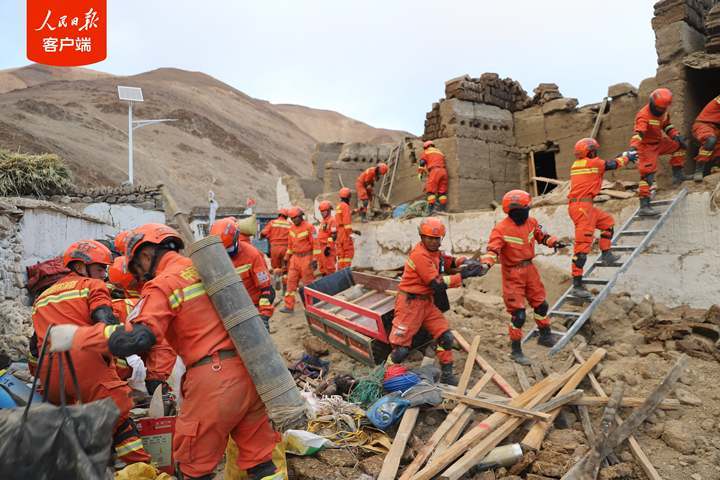 真诚的感谢！救灾现场，这个笑容令人动容