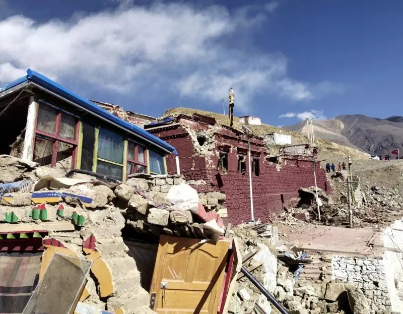 新婚旅行，夫妻俩把自己的行李送人了……