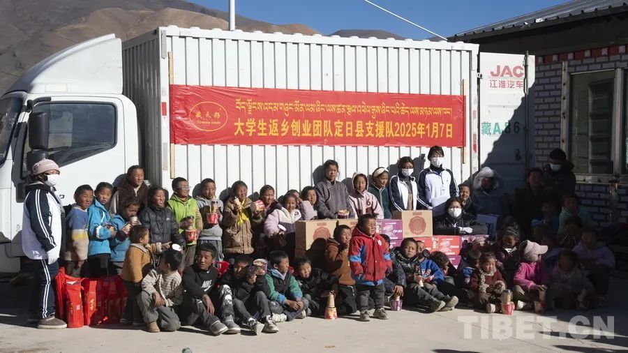 新婚旅行，夫妻俩把自己的行李送人了……