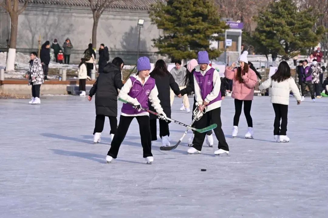 多所高校专业冰场对外开放!网友:“太好了,能去隔壁学校滑冰了……” 多所高校专业冰场对外开放!网友:“太好了,能去隔壁学校滑冰了……”