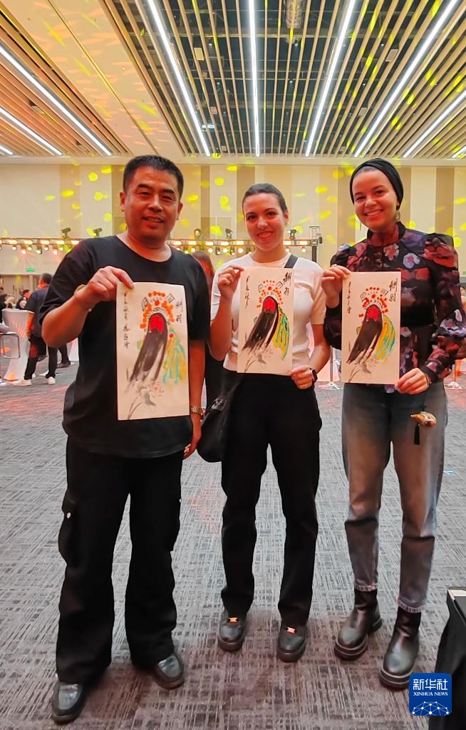 杨强:匠心传承京剧脸谱艺术 杨强:匠心传承京剧脸谱艺术