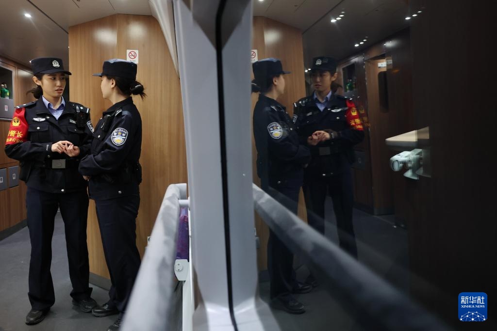 “铿锵玫瑰”护旅途